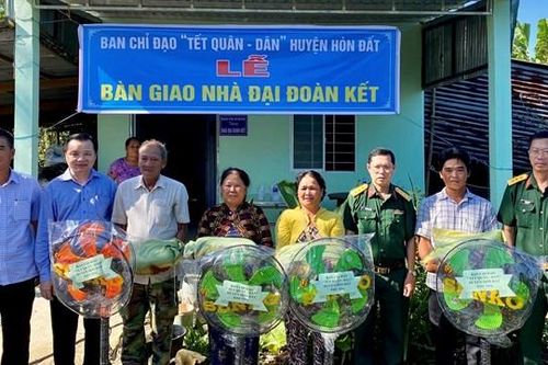 Kiên Giang: Bàn giao 5 căn nhà cho người nghèo dịp Tết Quân dân năm 2024