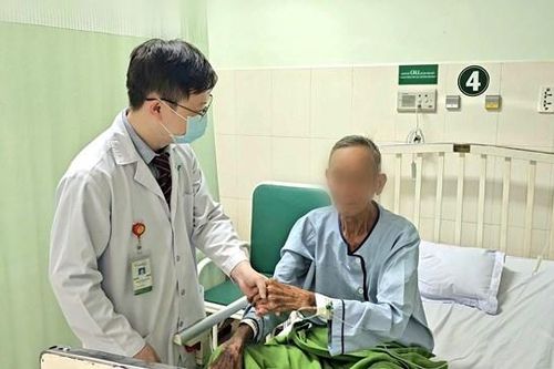 Cứu sống thành công cụ ông 83 tuổi đột quỵ cấp