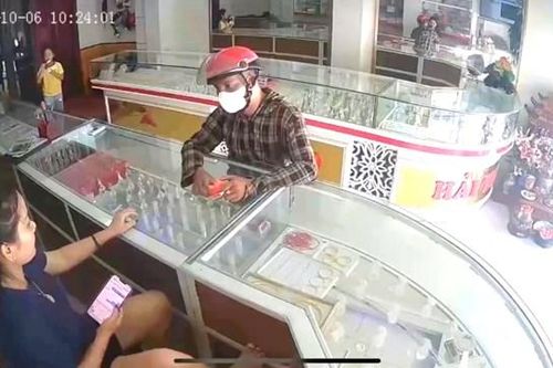 Mua vàng thật, bán vàng giả, người đàn ông khiến 2 cửa hàng mất hơn 70 triệu đồng