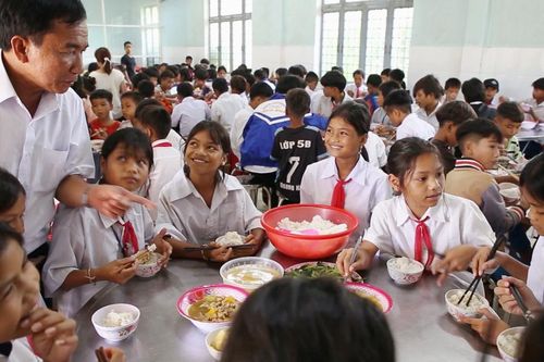 Bữa ăn bán trú trợ lực cho học sinh vùng cao Quảng Ngãi
