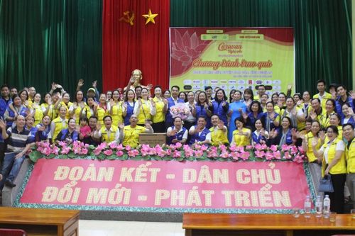 Tặng quà cho 100 gia đình chính sách tại huyện Nam Đàn, Nghệ An
