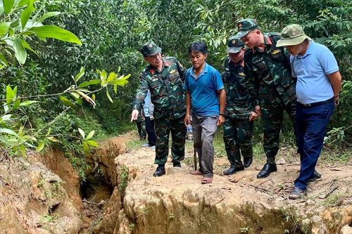 Cận cảnh vết nứt lớn trên núi làm dân làng không dám ngủ