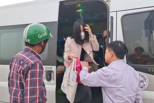 Xử phạt hàng loạt xe ô tô đón, trả khách trên cầu Vĩnh Tuy