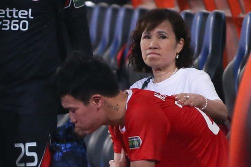 Mẹ tuyển thủ Hoàng Đức lo lắng vì con chấn thương, xuống sân an ủi