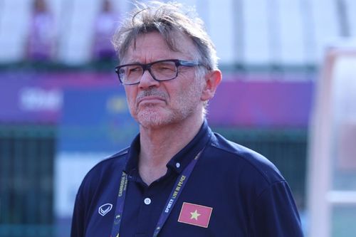 HLV Troussier cần sự hỗ trợ!