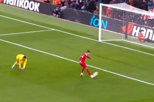 'Chân gỗ' Darwin Nunez gây sốt với pha bỏ lỡ khó tin như Torres