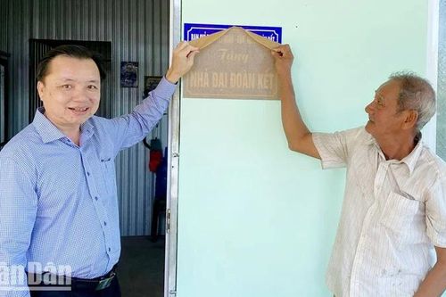 Kiên Giang: Bàn giao 5 căn nhà cho người nghèo dịp 'Tết quân-dân' năm 2024