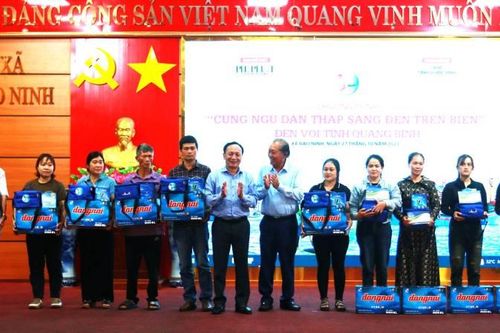 Chương trình 'Cùng ngư dân thắp sáng đèn trên biển' tặng quà cho ngư dân Quảng Bình