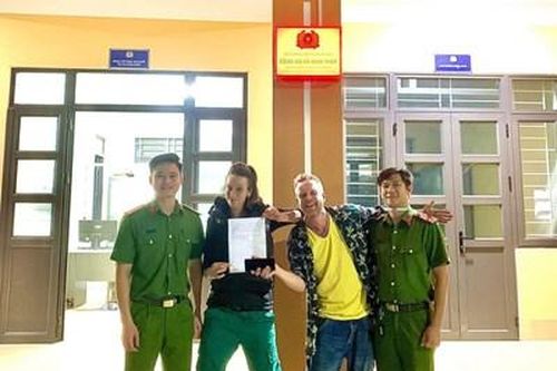 Cao Bằng: Công an xã tìm lại tài sản cho du khách nước ngoài đánh rơi