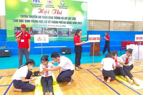 Tuyên truyền an toàn giao thông và sơ cấp cứu cho học sinh trung học cơ sở
