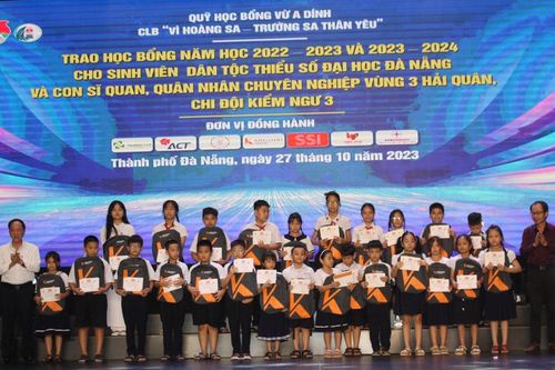 Trao học bổng cho 440 học sinh, sinh viên dân tộc thiểu số và vùng biển đảo tại TP Đà Nẵng