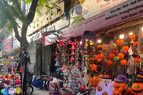 Phố bán đồ trang trí Halloween ở Sài Gòn vẫn im lìm trước ngày cận Lễ