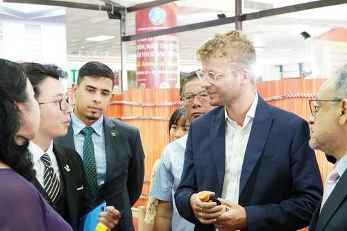 Giới thiệu nước mắm Việt Nam tới các tham tán nước ngoài