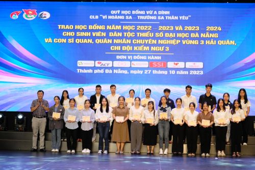 Quỹ học bổng Vừ A Dính trao 440 suất học bổng tại Đà Nẵng