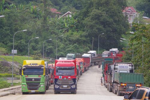 Sớm giải quyết ùn tắc phương tiện tại cửa khẩu quốc tế Nậm Cắn