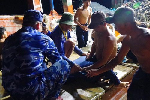 Bộ Tư lệnh Vùng Cảnh sát biển 4 kịp thời cấp cứu ngư dân gặp nạn trên biển
