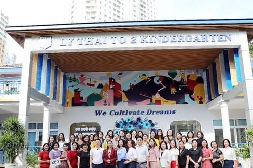 Đoàn cán bộ của Bộ Giáo dục và Đào tạo tham quan mô hình giáo dục chất lượng cao tại trường mầm non Lý Thái Tổ 2