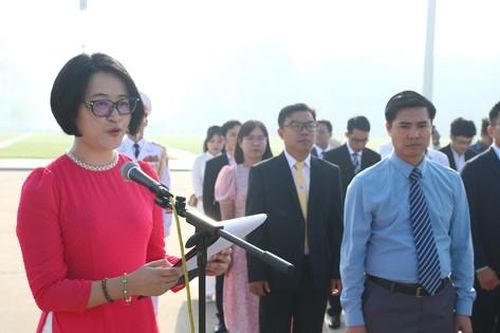 Các thế hệ tài năng khoa học Quả Cầu Vàng báo công, vào Lăng viếng Bác