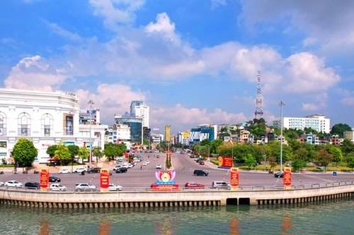 Quảng Ninh rực sáng sắc màu trước ngày lễ lớn