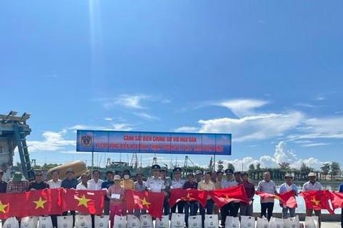 Cảnh sát biển tặng cờ Tổ quốc, đồng hành cùng với ngư dân
