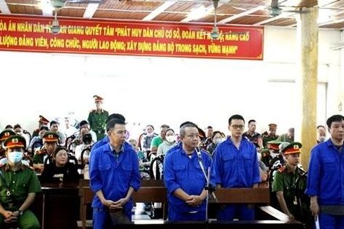 Chủ tiệm kim hoàn và đồng phạm buôn lậu vàng qua biên giới lĩnh hơn 50 năm tù