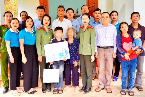 Phụ nữ Công an Nghệ An kết nối, nhận đỡ đầu trẻ em mồ côi
