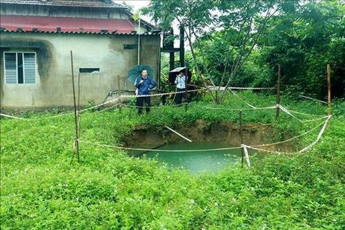 Xuất hiện hố sụt lún sâu 12m sau nhiều ngày mưa lớn tại Quảng Bình