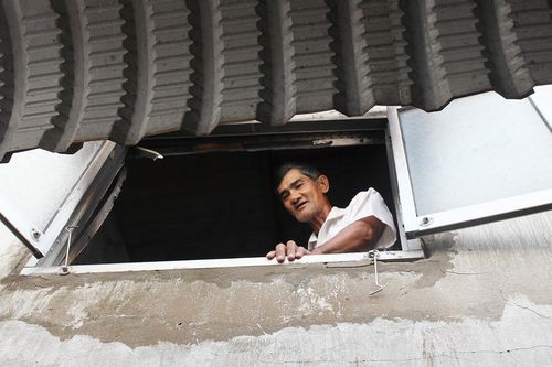 Bị hàng xóm phóng hỏa đốt nhà, gia đình 7 người phá cửa gác lửng thoát thân