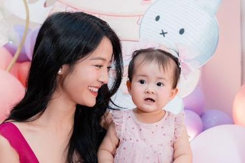 Con gái Karen Nguyễn lần đầu lộ mặt, thừa hưởng nét đẹp của bố mẹ