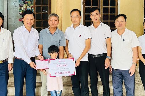 Trao hơn 40 triệu đồng đến 2 đứa trẻ sống cùng ông nội tàn tật