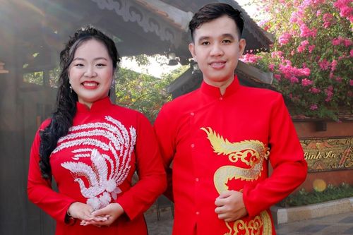 Chụp ảnh cưới theo ý mẹ chồng, cô dâu chú rể dở khóc dở cười ngày nhận ảnh