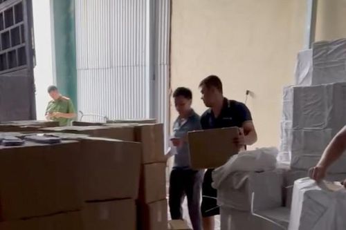 Khởi tố 2 vợ chồng buôn bán hàng giả số lượng lớn ở Hà Nội