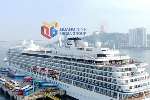 Hạ Long đón gần 1.200 du khách trên 2 tàu biển cao cấp
