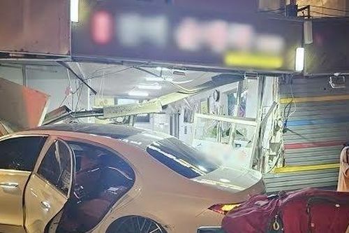 Nữ diễn viên lái Mercedes-Benz gây tai nạn giao thông khiến 10 người bị thương