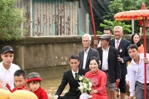 Quan khách xắn quần, đẩy ghe đưa cô dâu chú rể vào hội trường cưới ở Quảng Trị