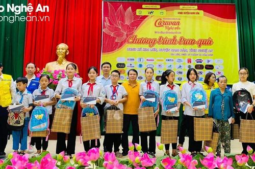 Đoàn caravan Hành trình nhân ái trao quà đến các hoàn cảnh khó khăn tại Nghệ An