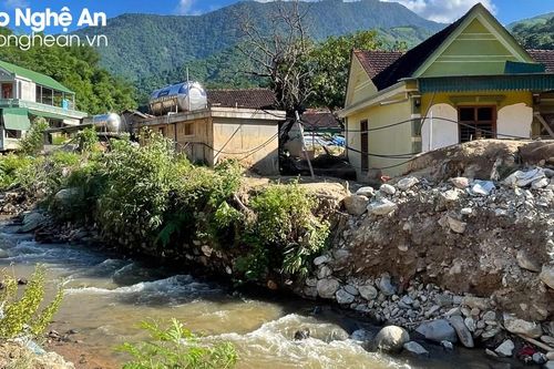 Người dân bất an sống trong vùng sạt lở, bao giờ mới được di dời tái định cư?