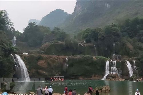 Tìm lại tài sản cho du khách nước ngoài đánh rơi ở thác Bản Giốc
