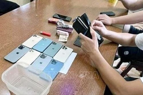 Tạm giữ hình sự đối tượng trộm 8 điện thoại di động Iphone