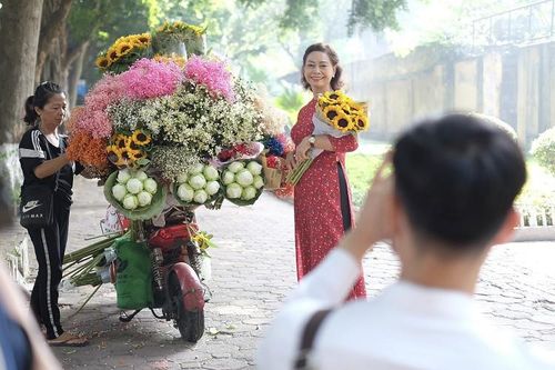 Loại hoa 'đặc sản mùa thu' có giá 100 nghìn đồng/bó, dân buôn tranh mua