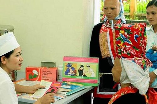 Người dân tộc thiểu số tại vùng khó khăn được hỗ trợ đóng bảo hiểm y tế