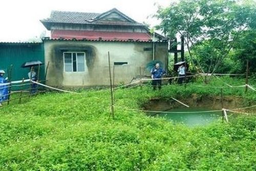 Quảng Bình: Xuất hiện hố sụt lớn tại vườn nhà sau khi mưa to