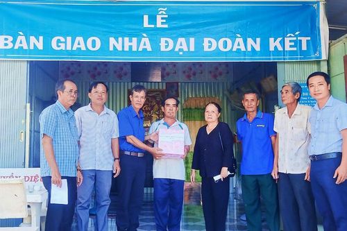 Một nhà hảo tâm ở xã Tà Đảnh tài trợ nhà cho bà con nghèo