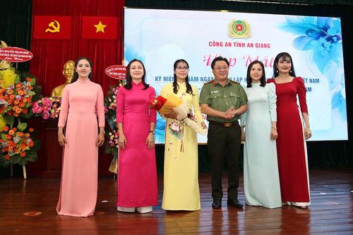 Công an An Giang trao Huy hiệu Đảng
