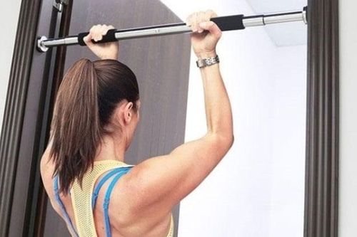 Bác sĩ trả lời: Người già có tập xà đơn để trị đau cột sống được không?