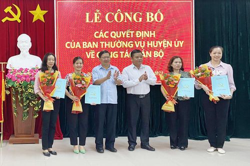 Huyện Định Quán công bố các quyết định về công tác cán bộ