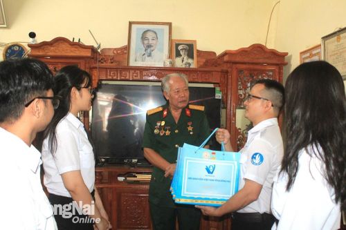 Thăm, tặng quà mẹ Việt Nam anh hùng, người có công với cách mạng