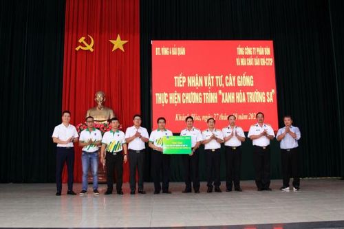 Vùng 4 Hải quân: Tiếp nhận vật tư, 100.000 cây phi lao để 'xanh hóa Trường Sa'