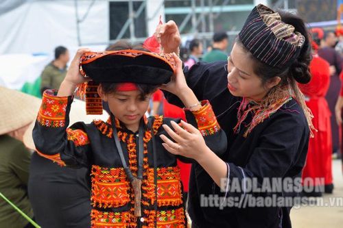 Khơi dậy niềm tự hào về trang phục truyền thống các dân tộc
