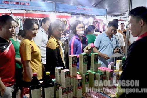 Đình Lập: Hơn 30 gian hàng trưng bày sản phẩm tại phiên chợ hàng Việt về nông thôn năm 2023